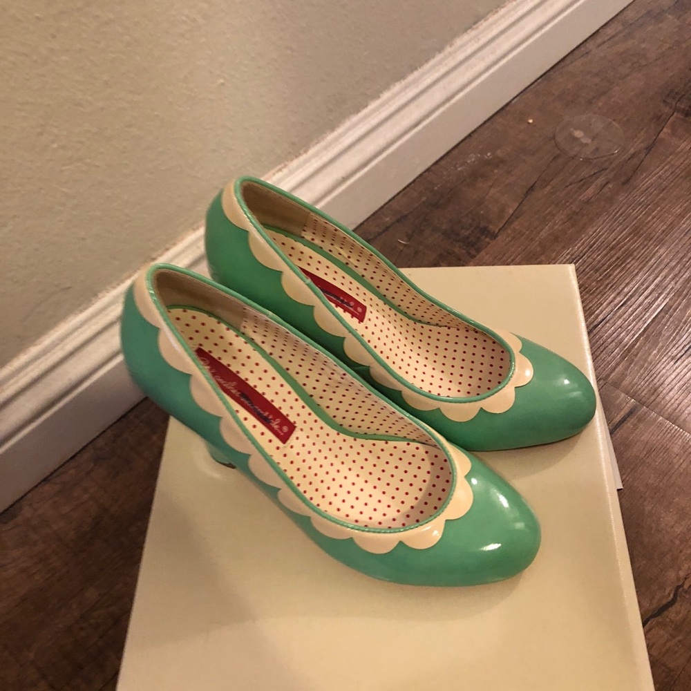 B.A.I.T mint scalloped heels